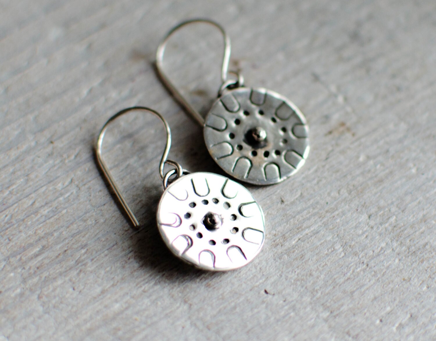 Massiver Silberohrring, 925, Auf Bestellung, Rund, Punkt, Linie, Zart, Minimalistisch, Stammesnatur Massiver Silberohrring, 925, Auf Bestellung, Rund, Punkt, Linie, Zart, Minimalistisch, Stammesnatur von Rosepoudre