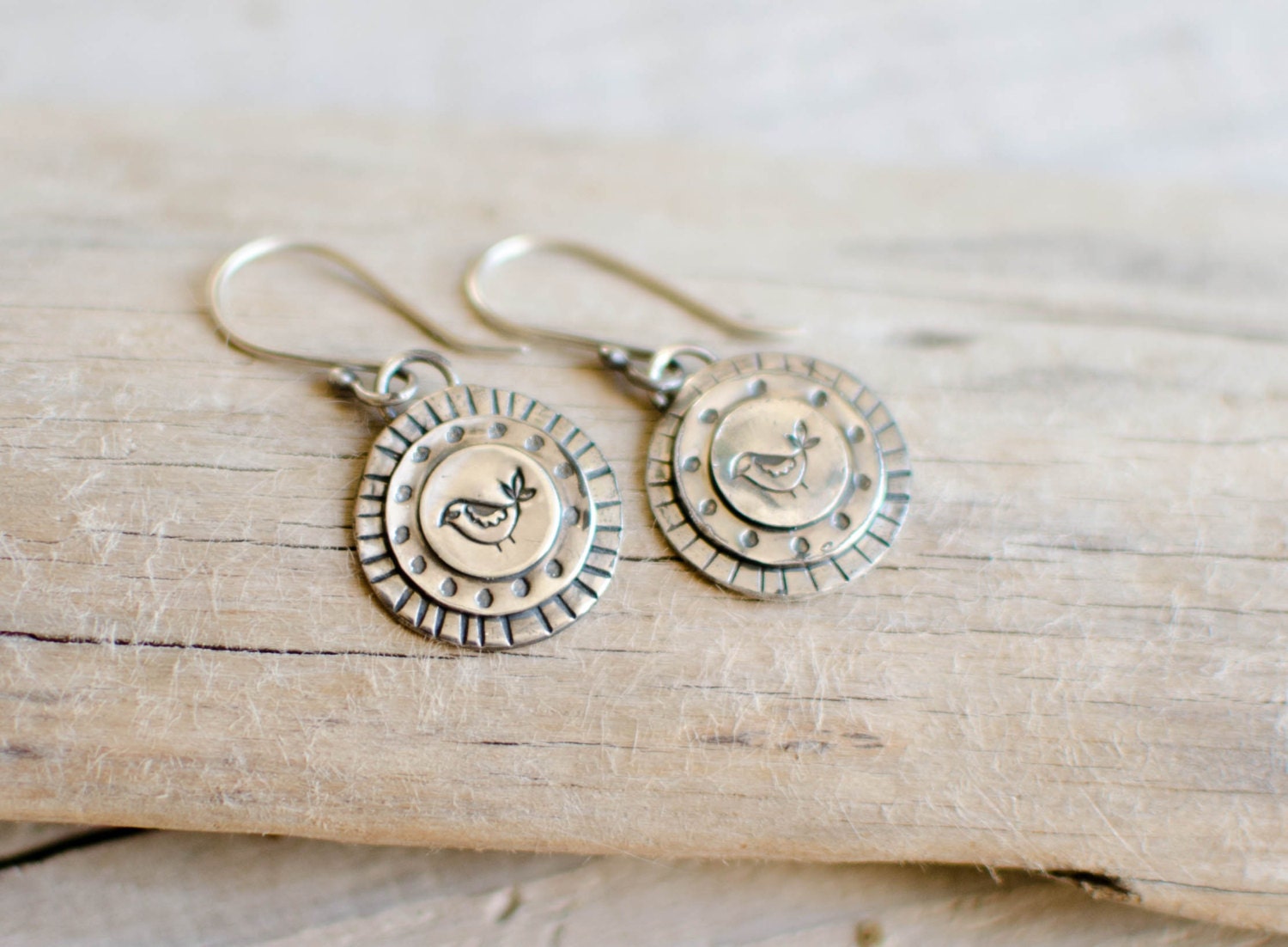 Massiver Silberohrring, 925, Zart, Vogel, Kreis, Grafisch, Minimalistisch Massiver Silberohrring, 925, Zart, Vogel, Kreis, Grafisch, Minimalistisch von Rosepoudre