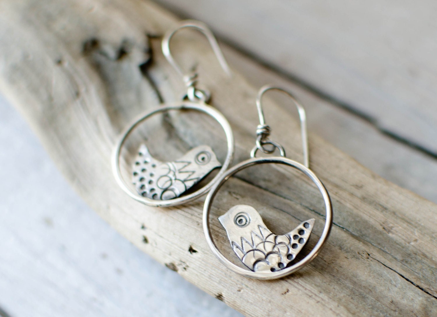 Massiver Silberohrring, Auf Bestellung, Vögel, Frühling, Symbol, Natur, Kreolisch, Graviertes Silber Massiver Silberohrring, Auf Bestellung, Vögel, Frühling, Symbol, Natur, Kreolisch, Graviertes Silber von Rosepoudre