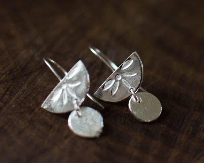 Massiver Silberohrring, Baumelnd, Blume, Zart, Minimalistisch, Modern von Rosepoudre