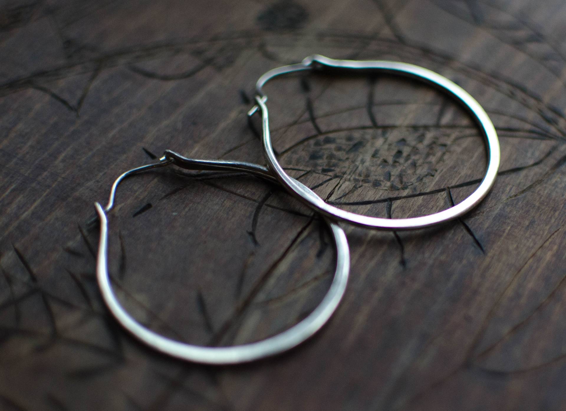 Massiver Silberohrring, Kreolisch, Minimalistisch, Grafisch, Handwerklicher Juwelier, Einzigartig Massiver Silberohrring, Kreolisch, Minimalistisch, Grafisch, Handwerklicher Juwelier, Einzigartig von Rosepoudre