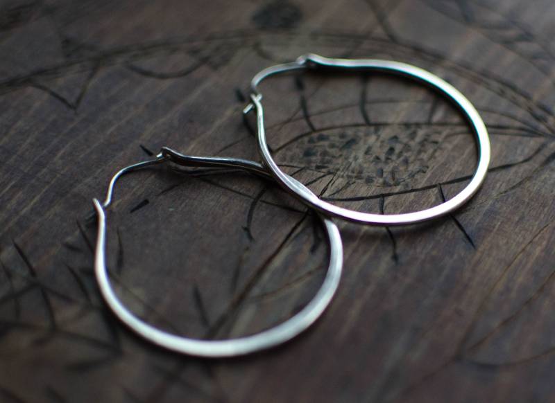 Massiver Silberohrring, Kreolisch, Minimalistisch, Grafisch, Handwerklicher Juwelier, Einzigartig Massiver Silberohrring, Kreolisch, Minimalistisch, Grafisch, Handwerklicher Juwelier, Einzigartig von Rosepoudre