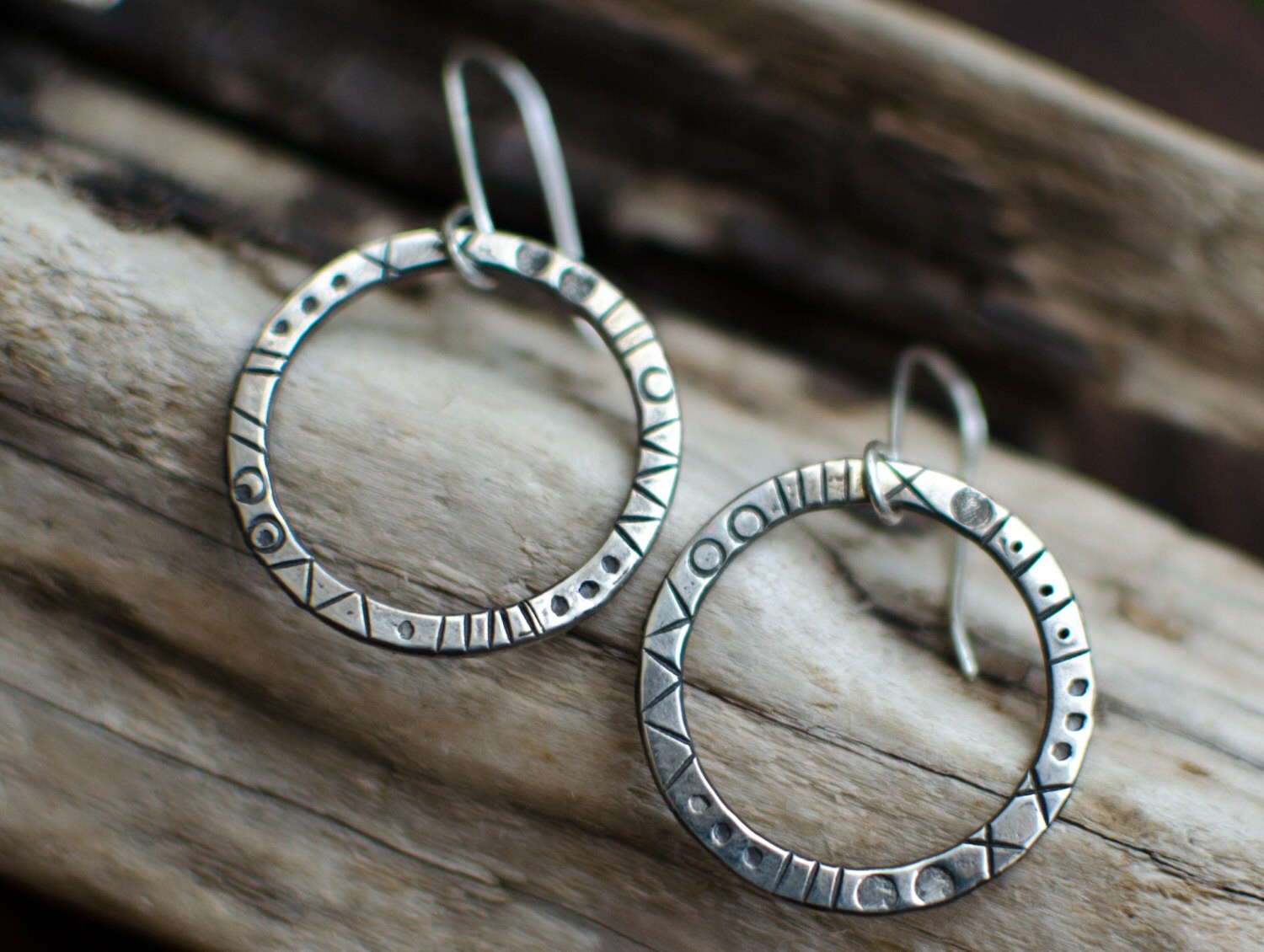 Massiver Silberohrring, Kreolisch, Minimalistisch, Grafisch, Ring, Graviertes Silber, Zeitlos Massiver Silberohrring, Kreolisch, Minimalistisch, Grafisch, Ring, Graviertes Silber, Zeitlos von Rosepoudre