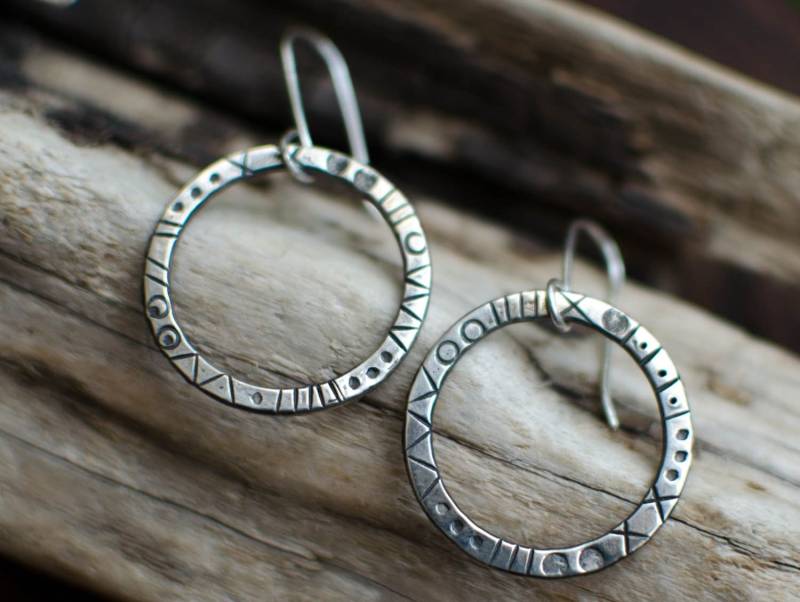 Massiver Silberohrring, Kreolisch, Minimalistisch, Grafisch, Ring, Graviertes Silber, Zeitlos Massiver Silberohrring, Kreolisch, Minimalistisch, Grafisch, Ring, Graviertes Silber, Zeitlos von Rosepoudre