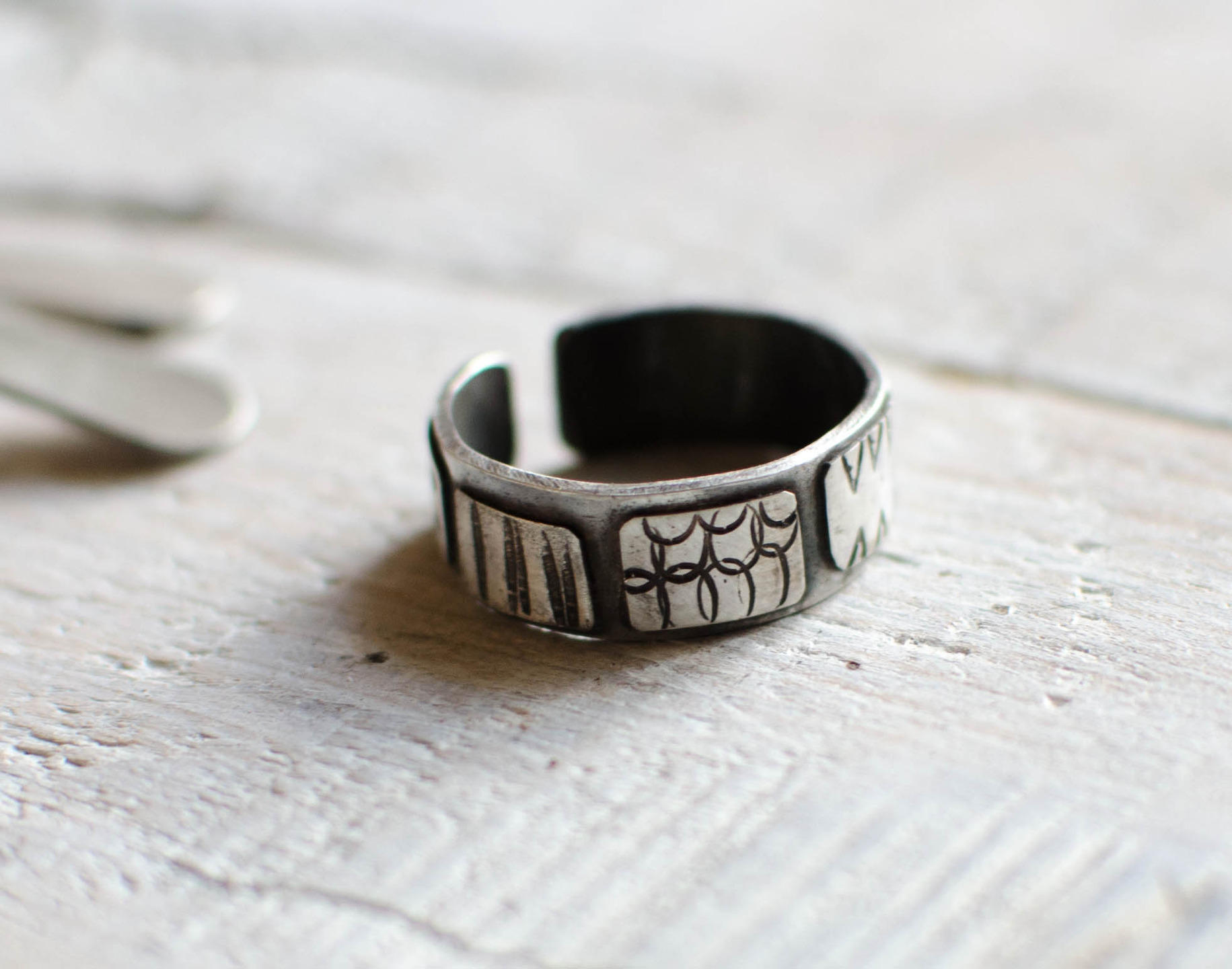 Massiver Silberring, Auf Bestellung Minimalistisch, Grafisch, Modern, Stapelring, Schwarz-Weiß Massiver Silberring, Auf Bestellung Minimalistisch, Grafisch, Modern, Stapelring, Schwarz-Weiß von Rosepoudre