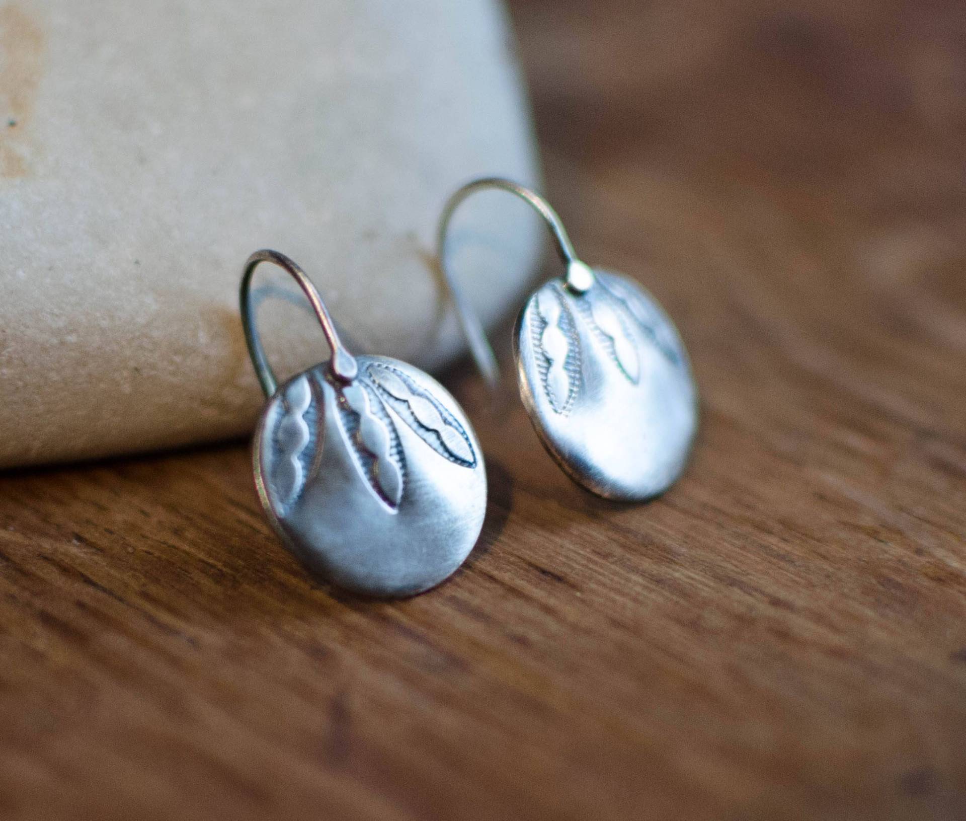 Ohrring Aus Massivem Silber, Gravierter Kreis, Blume, Minimalistisch, Dezent, Feminin Ohrring Aus Massivem Silber, Gravierter Kreis, Blume, Minimalistisch, Dezent, Feminin von Rosepoudre