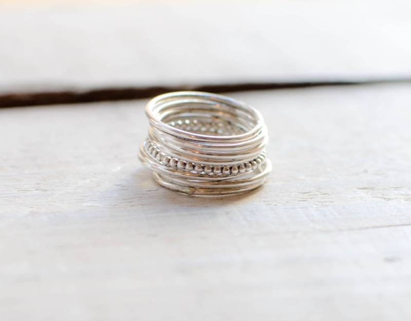 Set Aus 9 Massiven Silberringen, Auf Bestellung, Minimalistisch, Grafisch, Dezent, Stapelring, Schwarz-Weiß, Stapelring Set Aus 9 Massiven Silberringen, Auf Bestellung, Minimalistisch, Grafisch, Dezent, Stapelring, Schwarz-Weiß, Stapelring von Rosepoudre