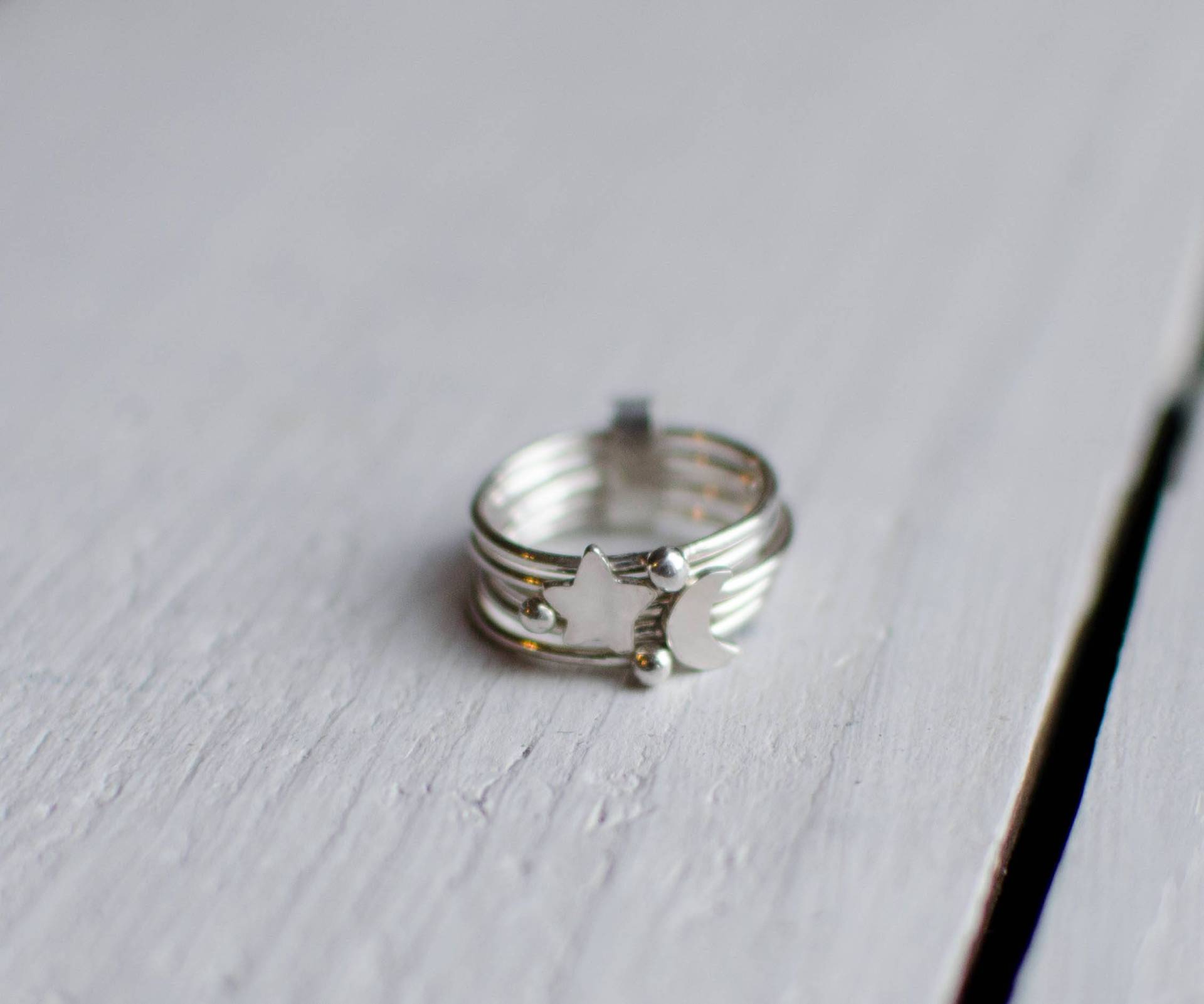 Stapelring Aus Massivem Silber, Versandfertig, Mond, Stern, Minimalistisch, Grafisch, Stapelring, Schwarz-Weiß Stapelring Aus Massivem Silber, Versandfertig, Mond, Stern, Minimalistisch, Grafisch, Stapelring, Schwarz-Weiß von Rosepoudre