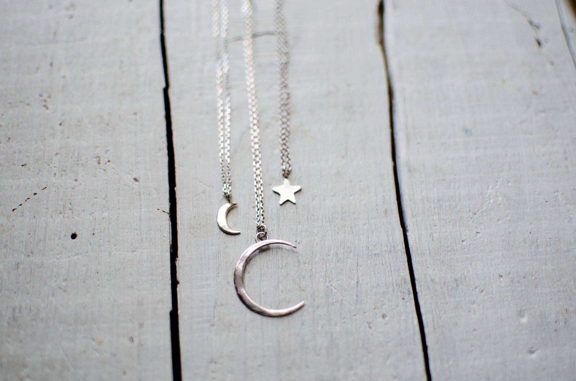 Zarte Halskette Aus Massivem Silber Zur Auswahl Von Stern Oder Mond, Minimalistisch, Modern, Natur Zarte Halskette Aus Massivem Silber Zur Auswahl Von Stern Oder Mond, Minimalistisch, Modern, Natur von Rosepoudre