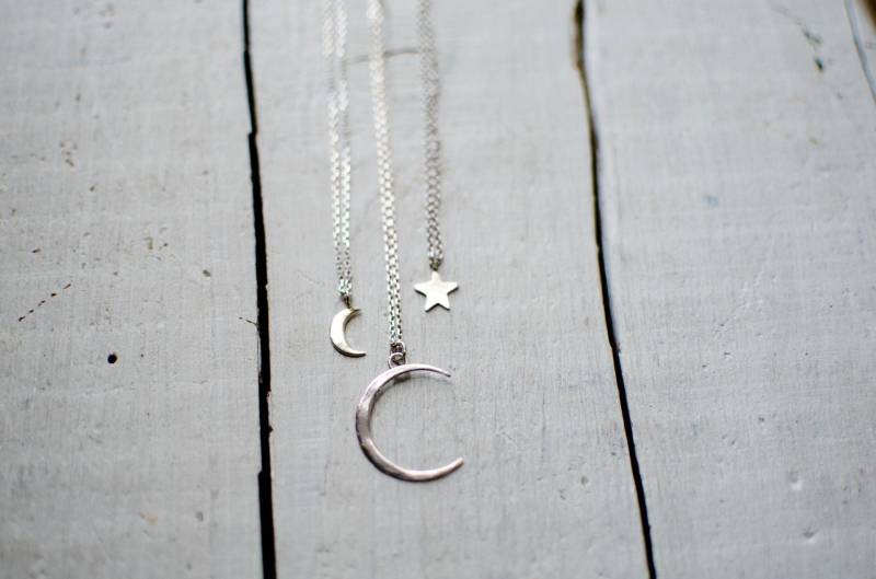 Zarte Halskette Aus Massivem Silber Zur Auswahl Von Stern Oder Mond, Minimalistisch, Modern, Natur Zarte Halskette Aus Massivem Silber Zur Auswahl Von Stern Oder Mond, Minimalistisch, Modern, Natur von Rosepoudre