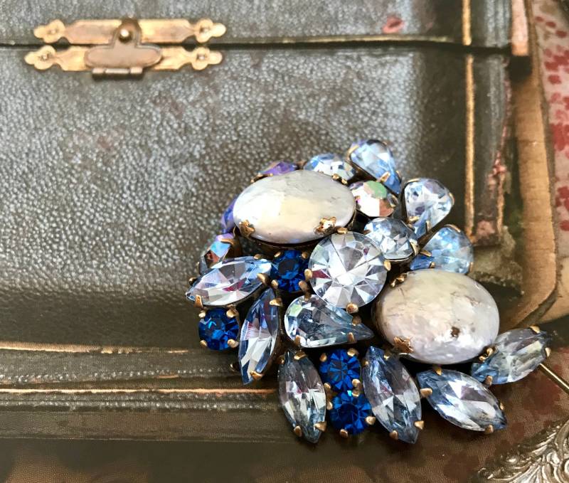 Albert Weiss Eisig Blau Strass Brosche Signiert Lava Rock Cluster Pin Gold Metall 2 1/4" Vintage 1950Er Jahre von RosesAllure