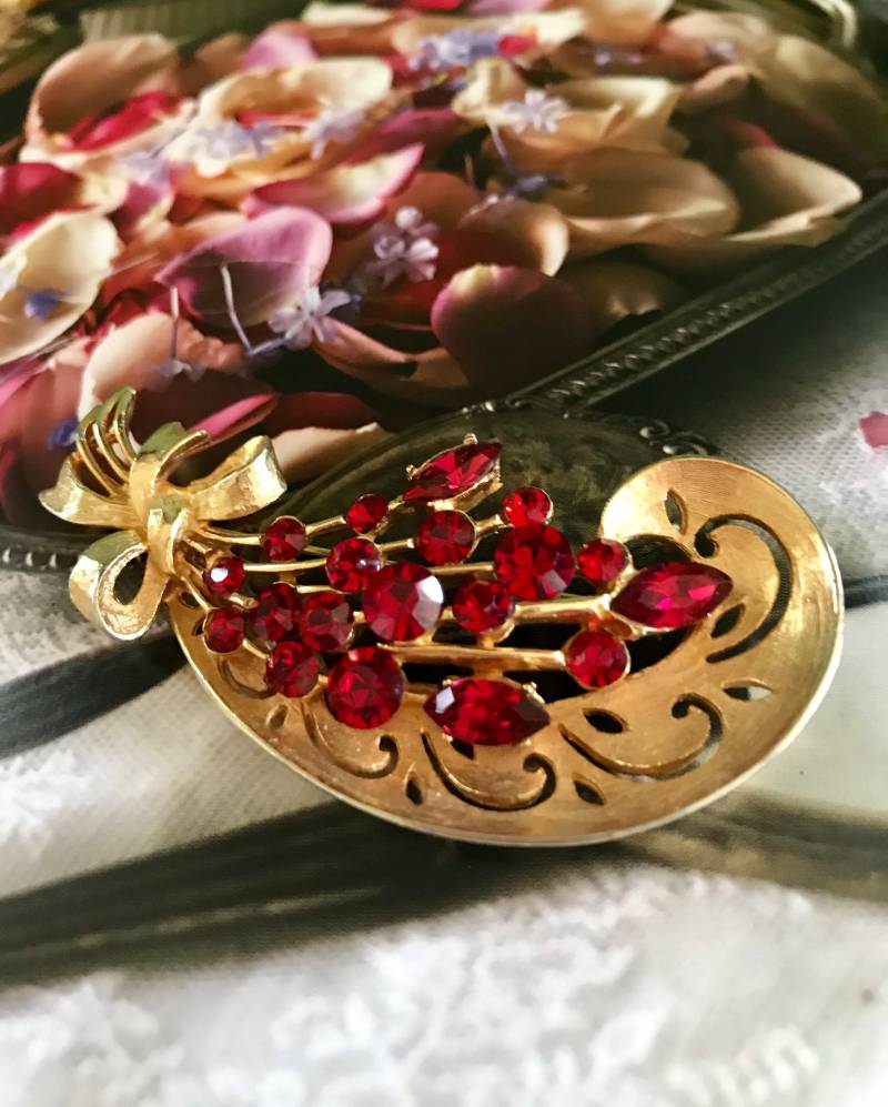 Albert Weiss Rote Granat Strass Brosche Signiert Blumenblatt Design Gold Metall 2 3/4" Vintage 1960Er Jahre von RosesAllure