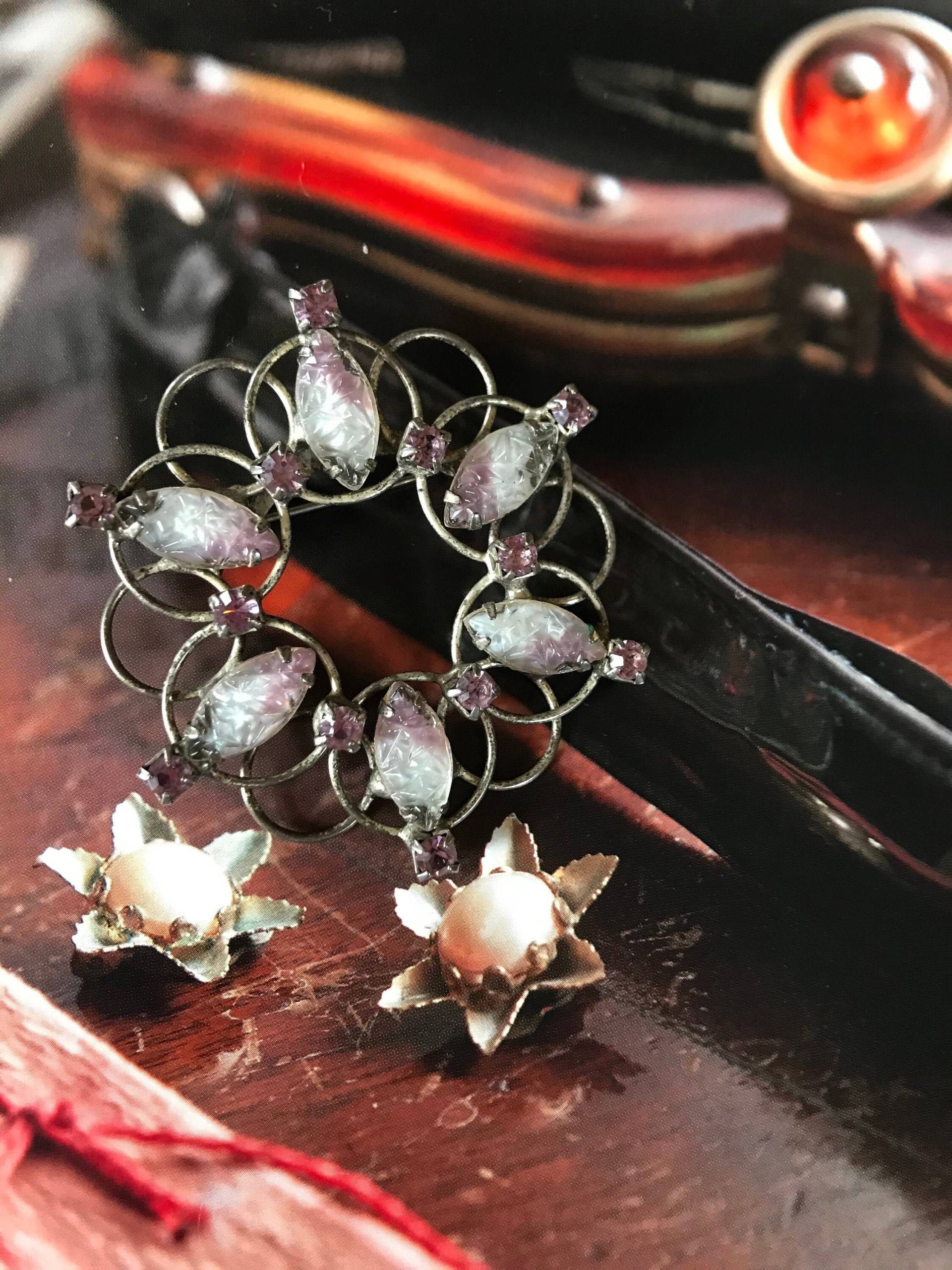 Art-Deco-Kranz-Brosche Blass Lila Lavendar Givre Strass Silber Metall 2 1/4" Vintage 1940Er Jahre Art-Deco-Kranz-Brosche Blass Lila Lavendar Givre Strass Silber Metall 2 1/4" Vintage 1940Er Jahre von RosesAllure