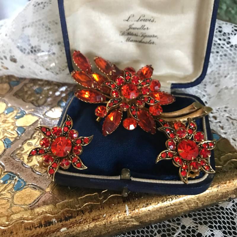 Beau Jewels High End Gebrannte Orange Strass Gold Metall Blumen Brosche Ohrring Designer Set Vintage 1970S von RosesAllure