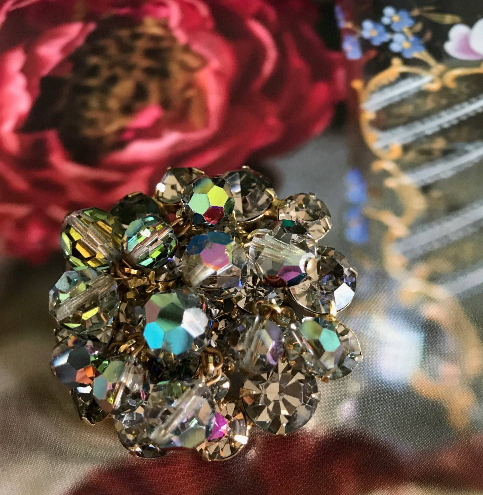 Christiana D & E Bestätigt Kristall Brosche Anstecknadel Rauch Funkeln Farbe Aurora Borealis Strasssteine Gold Metall 2 "Vintage 1970Er Jahre von RosesAllure