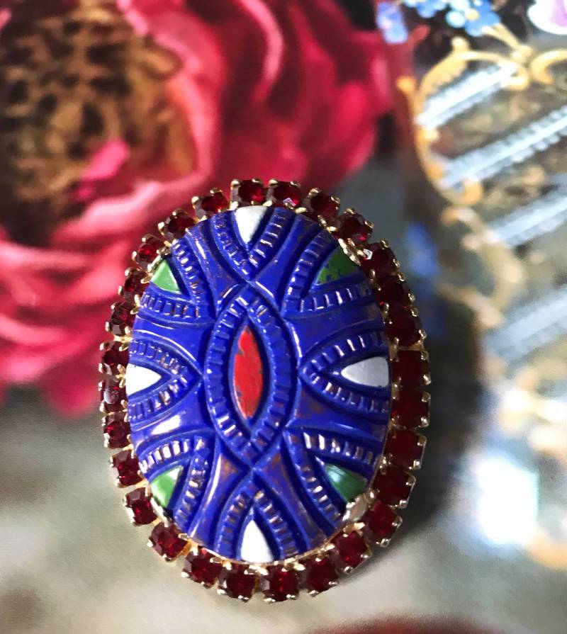 Dunkel-Königsblauer Art-Deco-Mosaik-Künstlicher Geschnitzter Glasstein & Rote Strass-Brosche-Goldmetall 2 "Vintage 1930Er Jahre von RosesAllure