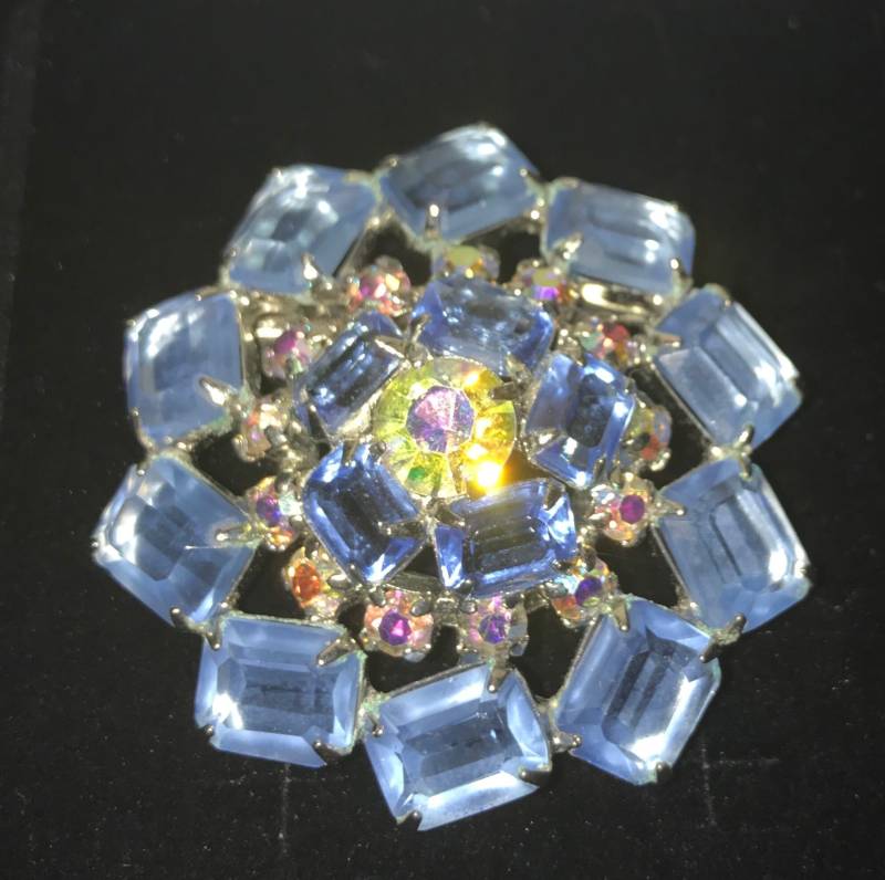 Erstaunliche Blaue Designer Brosche Aurora Borealis Smaragdschliff Strass Silber Metall High End 2 "Vintage 1970Er Jahre von RosesAllure