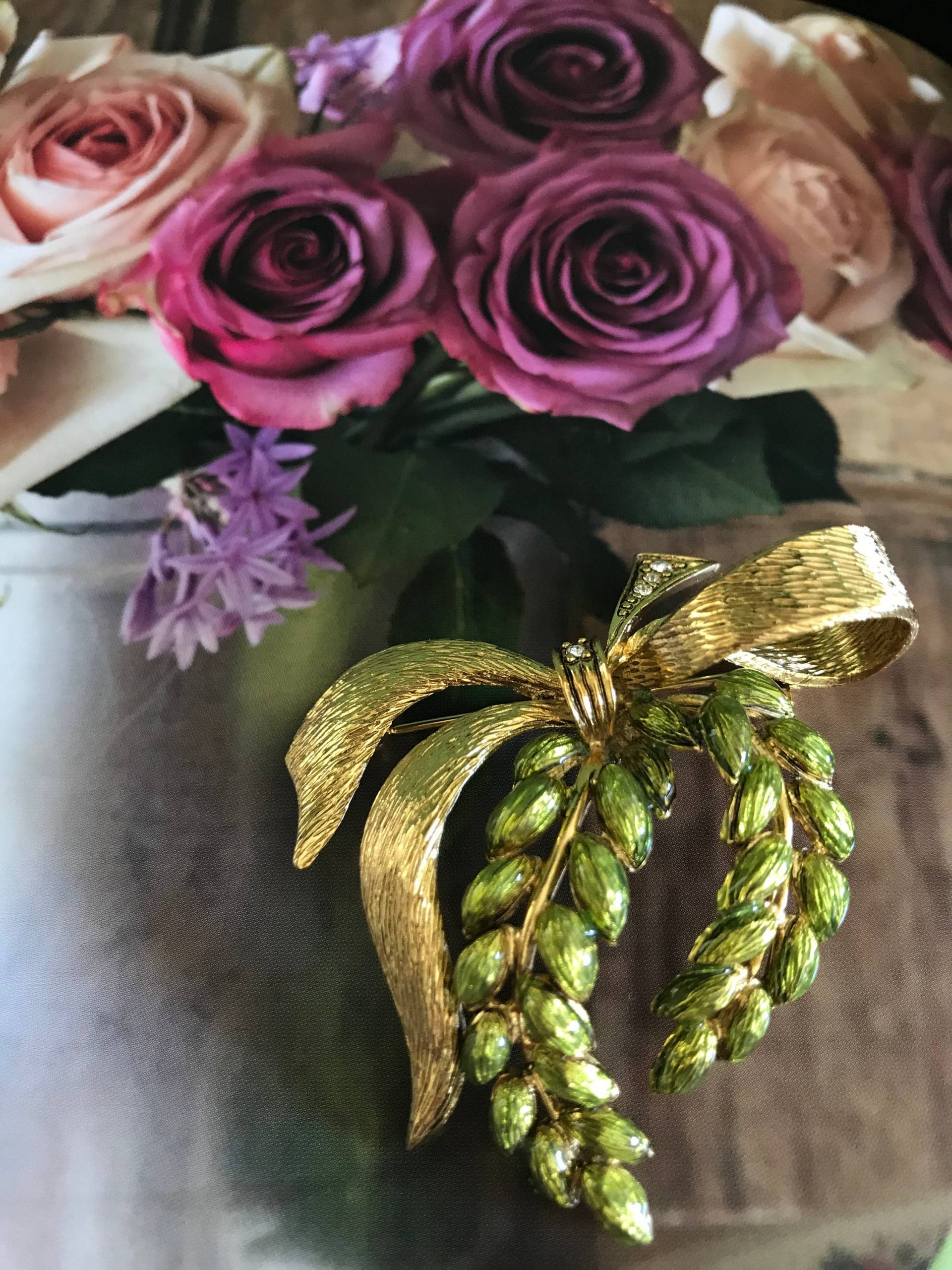 Joan Rivers Signierte Emaillierte Blätter Und Goldfarbene Schleife von RosesAllure