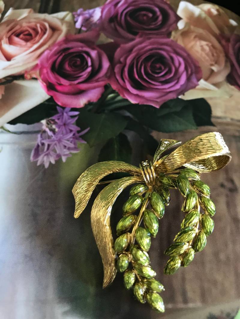 Joan Rivers Signierte Emaillierte Blätter Und Goldfarbene Schleife von RosesAllure