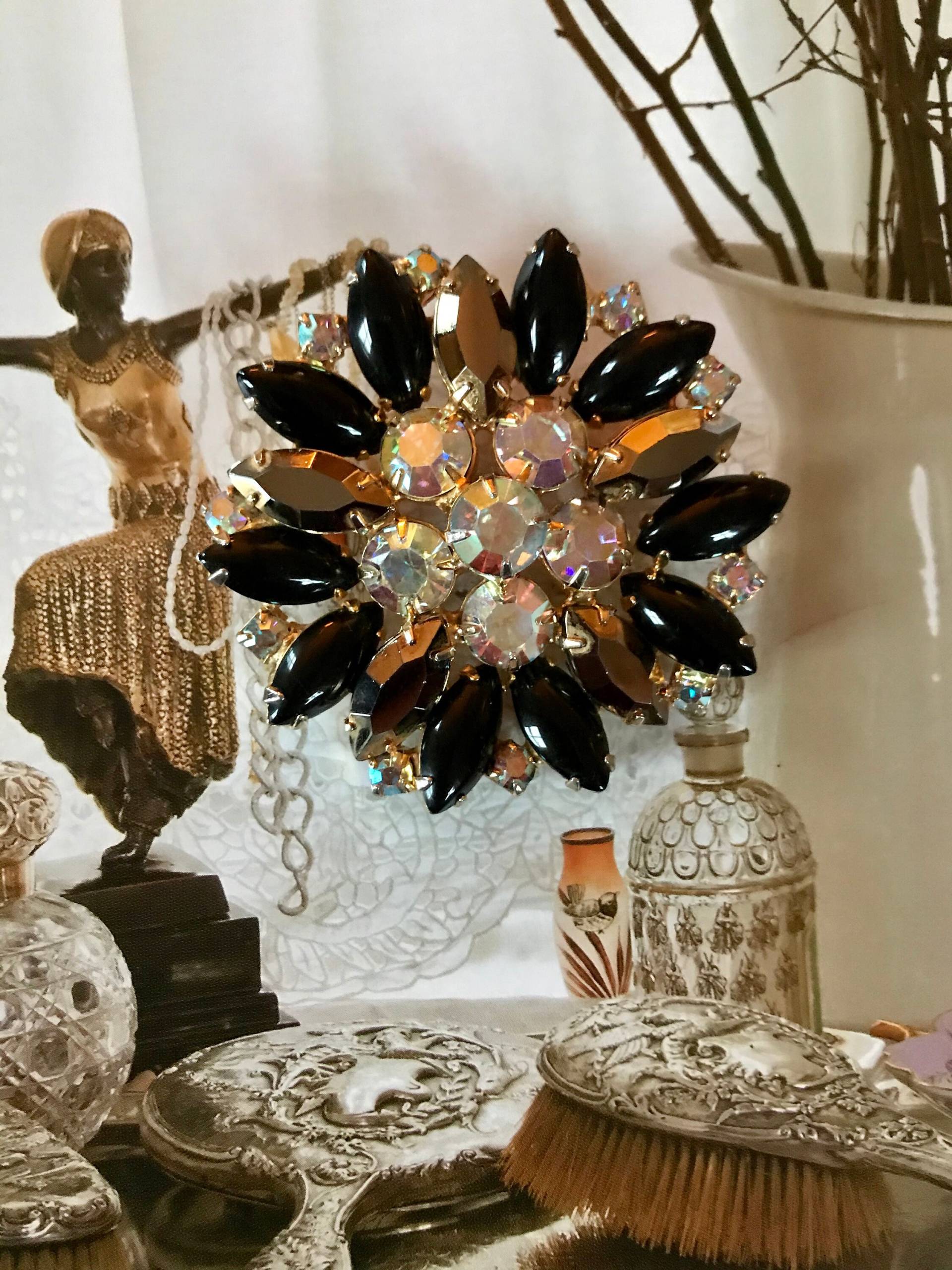 Juliana Delizza & Elster Stifte Black Aurora Borealis Strasssteine Blume Layered Gold Metal 5 cm Vintage 1960S Juliana Delizza & Elster Stifte Black Aurora Borealis Strasssteine Blume Layered Gold Metal 5 cm Vintage 1960S von RosesAllure