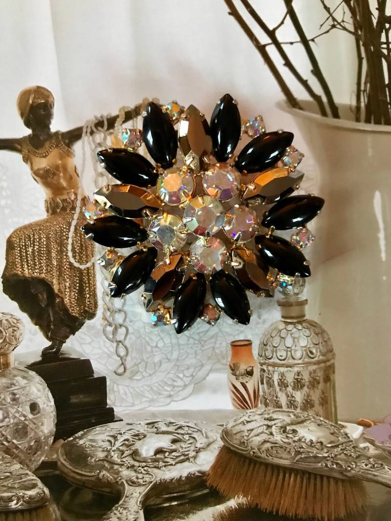 Juliana Delizza & Elster Stifte Black Aurora Borealis Strasssteine Blume Layered Gold Metal 5 cm Vintage 1960S Juliana Delizza & Elster Stifte Black Aurora Borealis Strasssteine Blume Layered Gold Metal 5 cm Vintage 1960S von RosesAllure