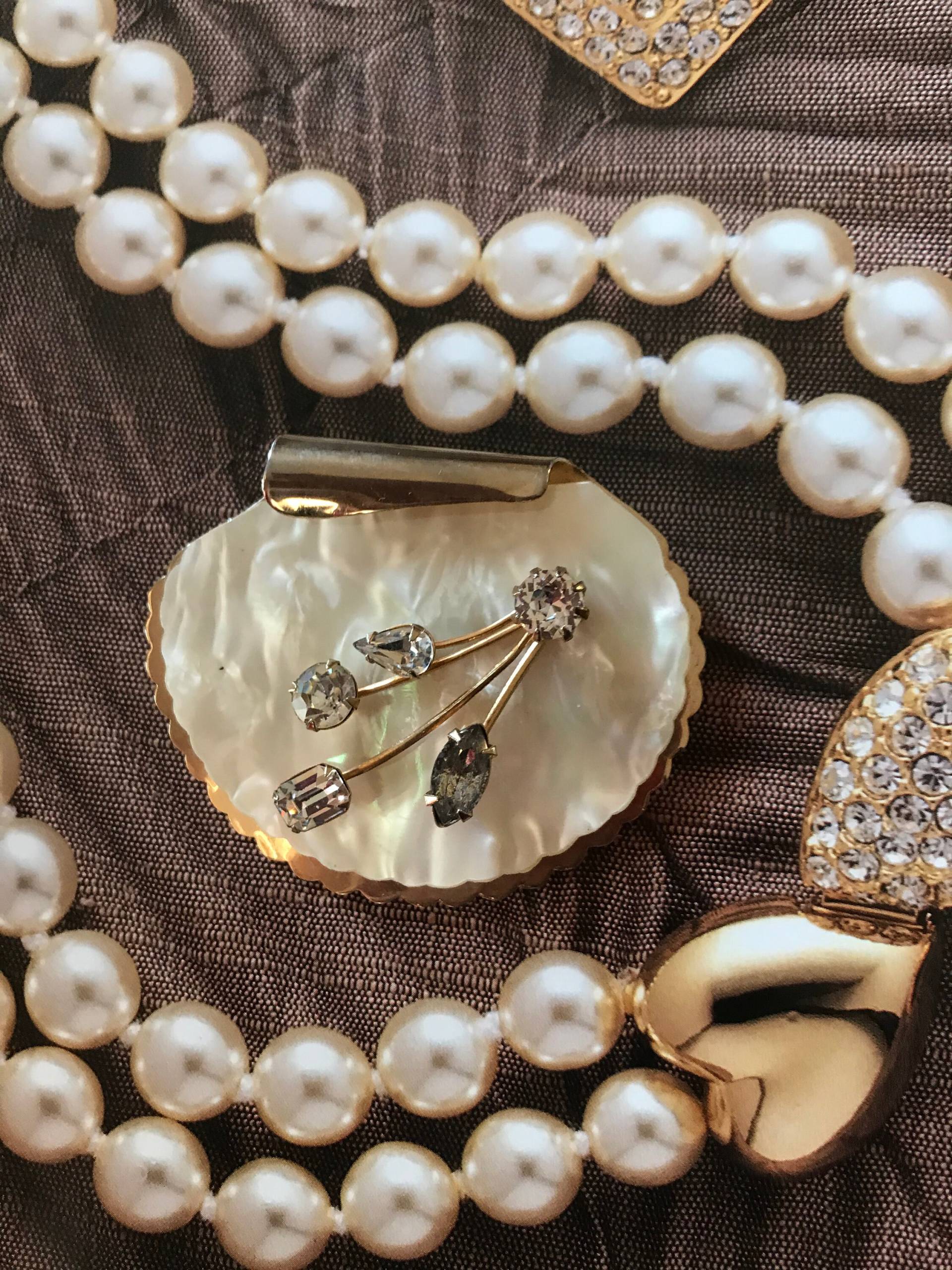 Kramer Signierte Designer Brosche Pin Perlmutt & Icy Clear Strass Gold Metall Vintage 1950Er Jahre Kramer Signierte Designer Brosche Pin Perlmutt & Icy Clear Strass Gold Metall Vintage 1950Er Jahre von RosesAllure