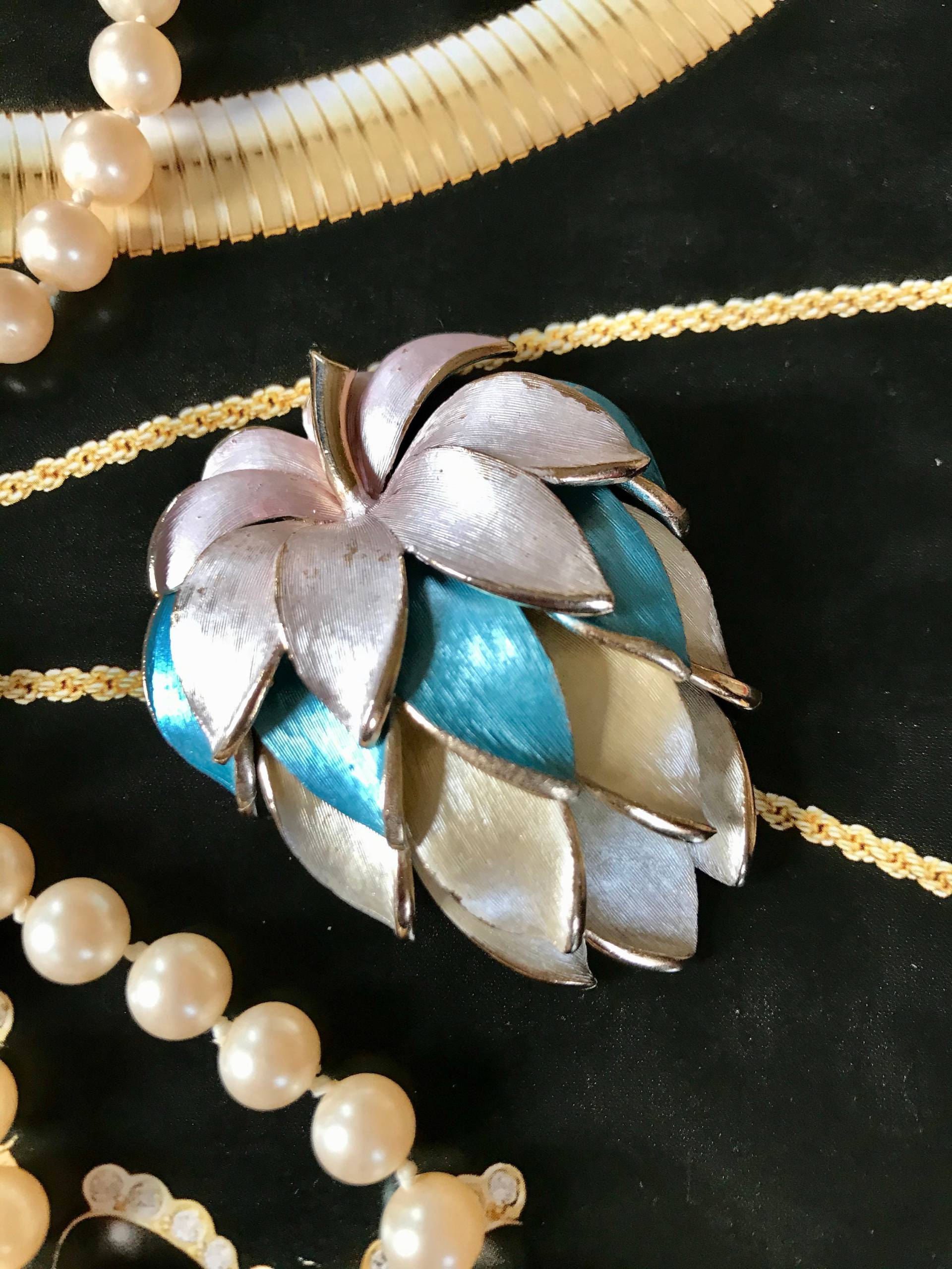 Schöne Vintage Frühling Brosche Pin Mit Pastell Rosa Und Blau Emaille Farben Gold Metall 2 1/4" 1960Er Jahre Schöne Vintage Frühling Brosche Pin Mit Pastell Rosa Und Blau Emaille Farben Gold Metall 2 1/4" 1960Er Jahre von RosesAllure