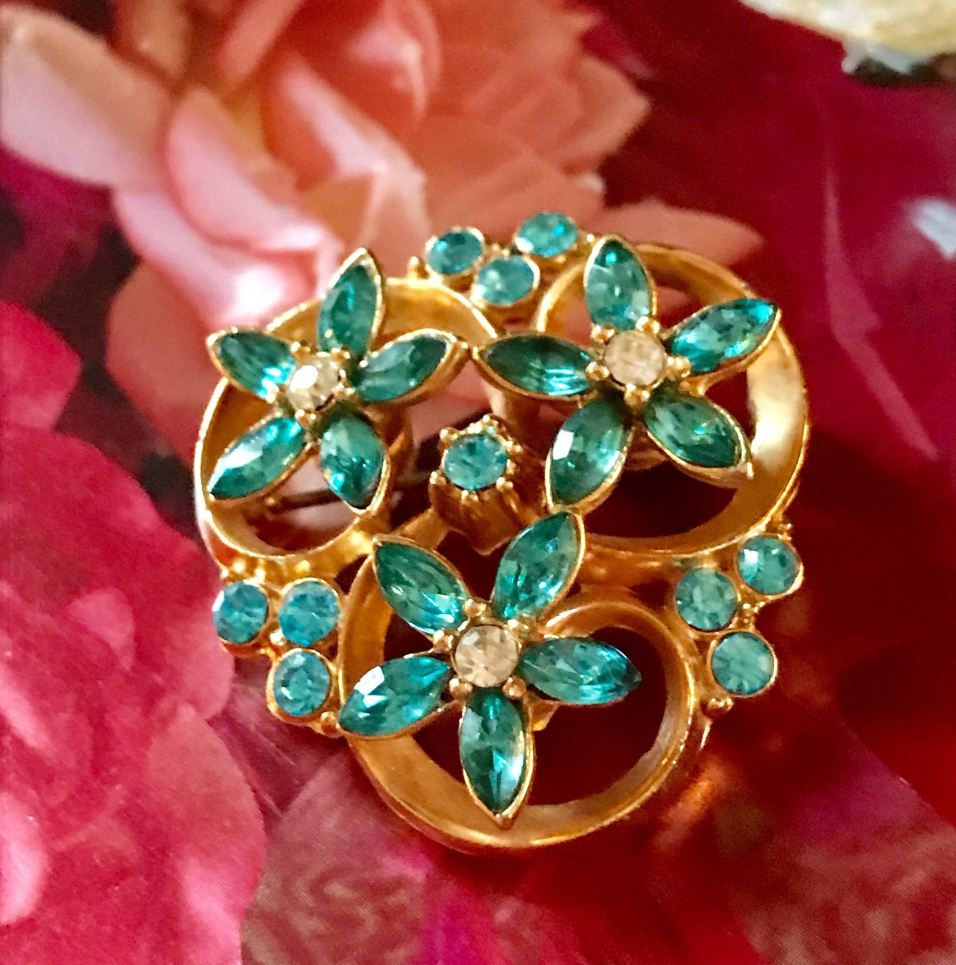 Wunderschöne Aqua Strass Kleine Brosche Blaue Blume Cluster Pin Gold Metall 1 1/2" Mid Century Vintage 1960Er Jahre Wunderschöne Aqua Strass Kleine Brosche Blaue Blume Cluster Pin Gold Metall 1 1/2" Mid Century Vintage 1960Er Jahre von RosesAllure
