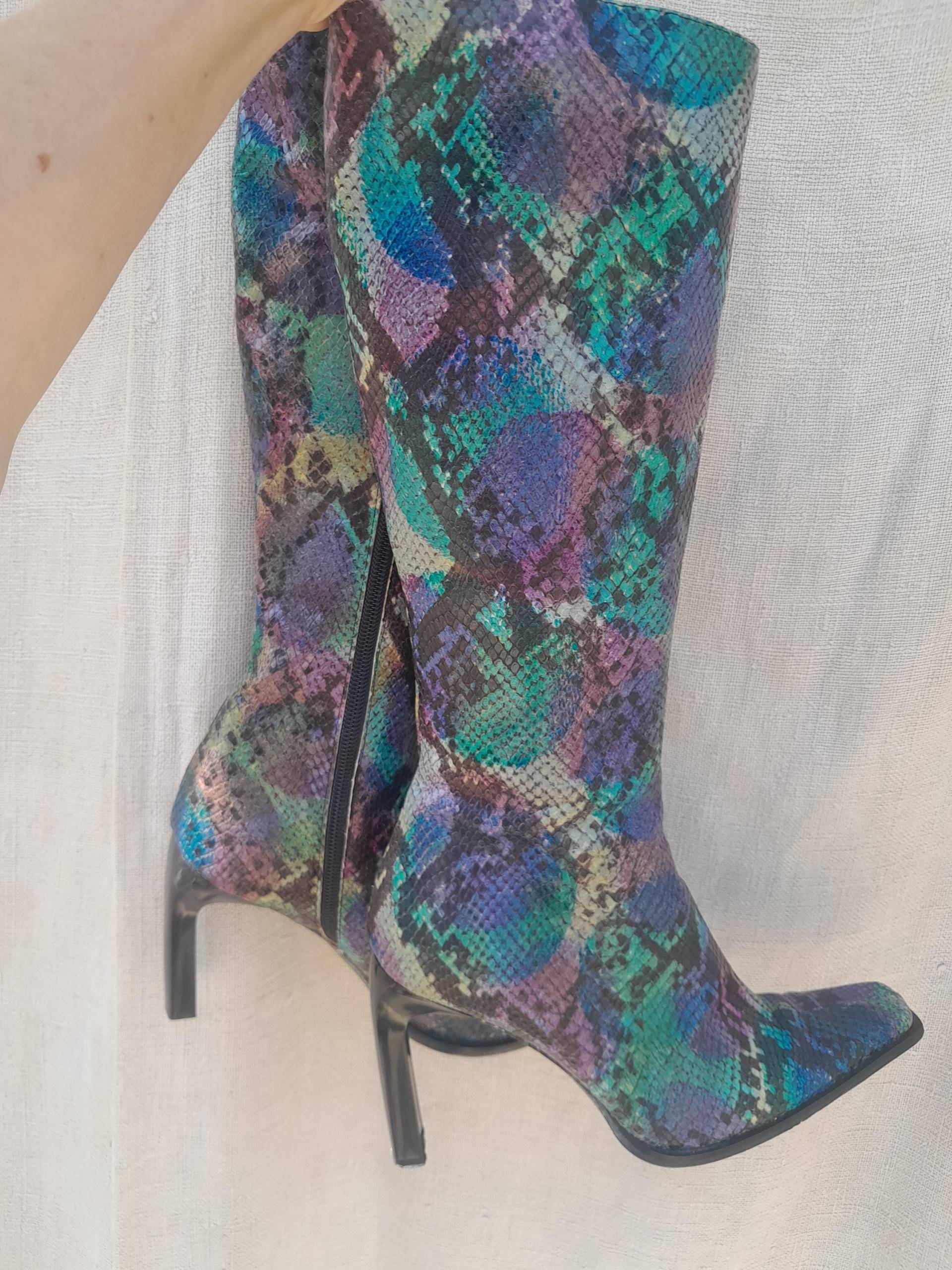 Vintage Y2K Stiefel Mit Schlangenmuster Vintage Y2K Stiefel Mit Schlangenmuster von RosesandVintageShop