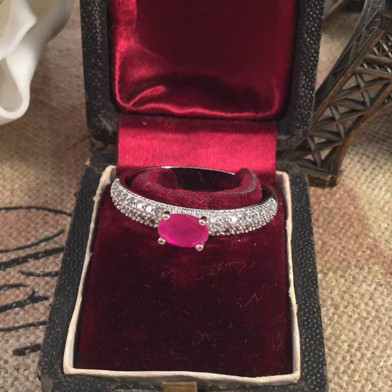 Antike Art-Deco-Vintage-Schmuck Sterling Silber Ring Mit Rubin Und Saphiren Schmuck Große Ringgröße 9 Oder S Antike Art-Deco-Vintage-Schmuck Sterling Silber Ring Mit Rubin Und Saphiren Schmuck Große Ringgröße 9 Oder S von Roseworthysvintage