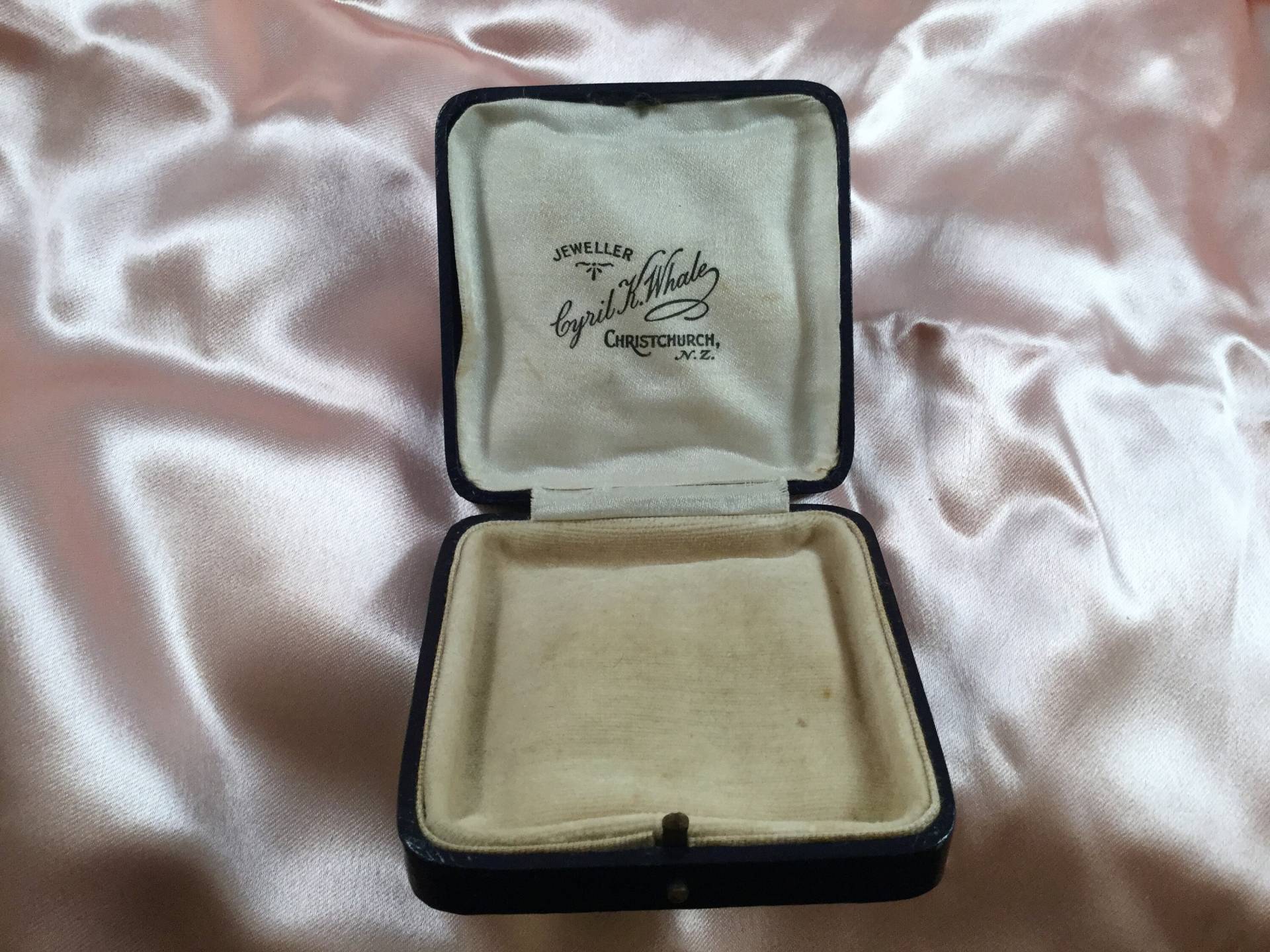 Antike Vintage Original Präsentation Schmucketui Brosche Box Cyril K Wal Christchurch Nz Neuseeland Schmuck Hochzeit Braut Geschenke Antike Vintage Original Präsentation Schmucketui Brosche Box Cyril K Wal Christchurch Nz Neuseeland Schmuck Hochzeit Braut Geschenke von Roseworthysvintage