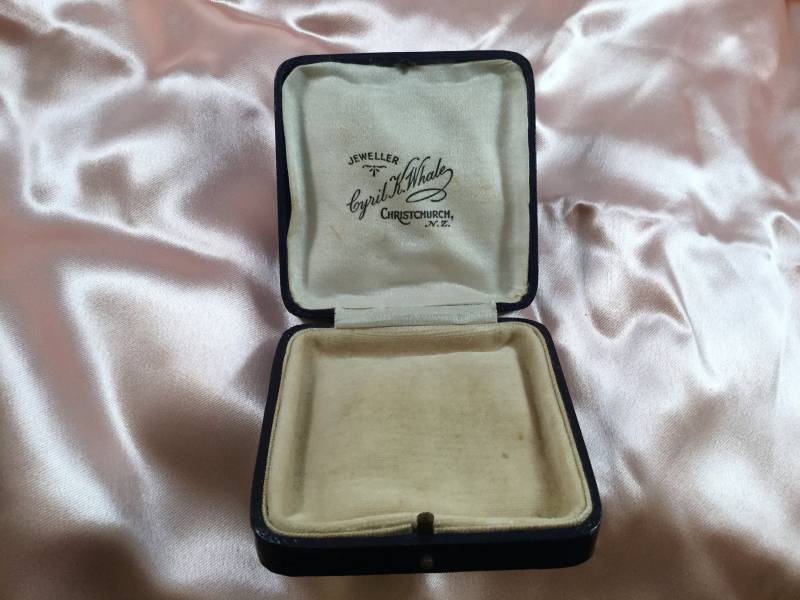 Antike Vintage Original Präsentation Schmucketui Brosche Box Cyril K Wal Christchurch Nz Neuseeland Schmuck Hochzeit Braut Geschenke Antike Vintage Original Präsentation Schmucketui Brosche Box Cyril K Wal Christchurch Nz Neuseeland Schmuck Hochzeit Braut Geschenke von Roseworthysvintage
