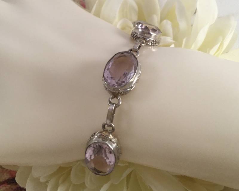 Antike Vintage Schmuck Sterling Silber Armband Mit Amethysten Antike Art-Deco-Schmuck Antike Vintage Schmuck Sterling Silber Armband Mit Amethysten Antike Art-Deco-Schmuck von Roseworthysvintage