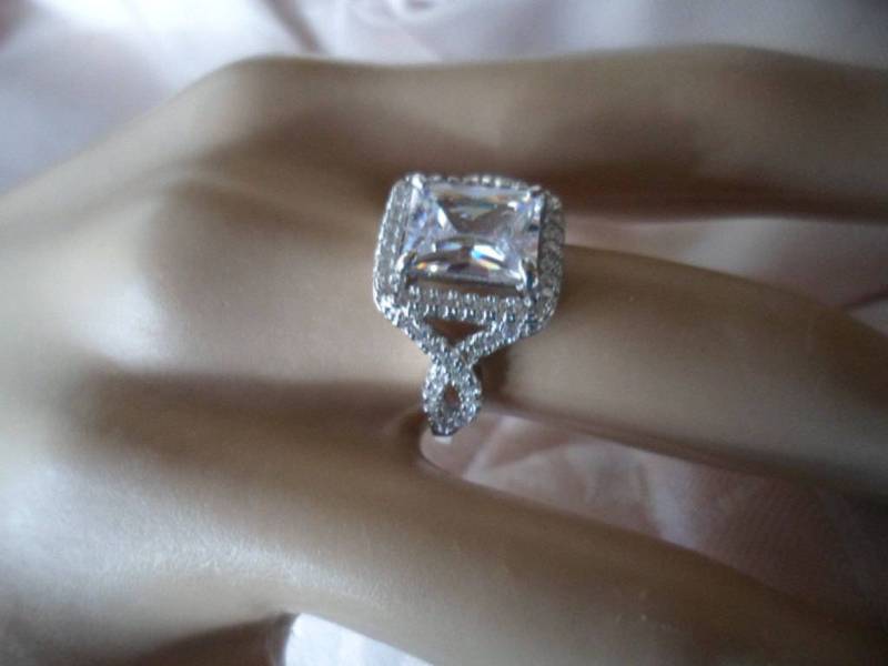 Antiker Art Deco Vintage Schmuck Sterling Silber Heiligenschein Ring Mit Weißen Saphir Steinen Ring Größe P Antiker Art Deco Vintage Schmuck Sterling Silber Heiligenschein Ring Mit Weißen Saphir Steinen Ring Größe P von Roseworthysvintage