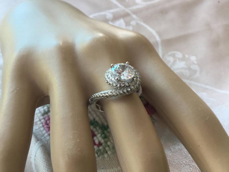 Antiker Art Deco Vintage Schmuck Sterling Silber Ring Mit Großem Runden Mittleren Weißen Saphir Kleiner Größe 6, 5 Antiker Art Deco Vintage Schmuck Sterling Silber Ring Mit Großem Runden Mittleren Weißen Saphir Kleiner Größe 6, 5 von Roseworthysvintage