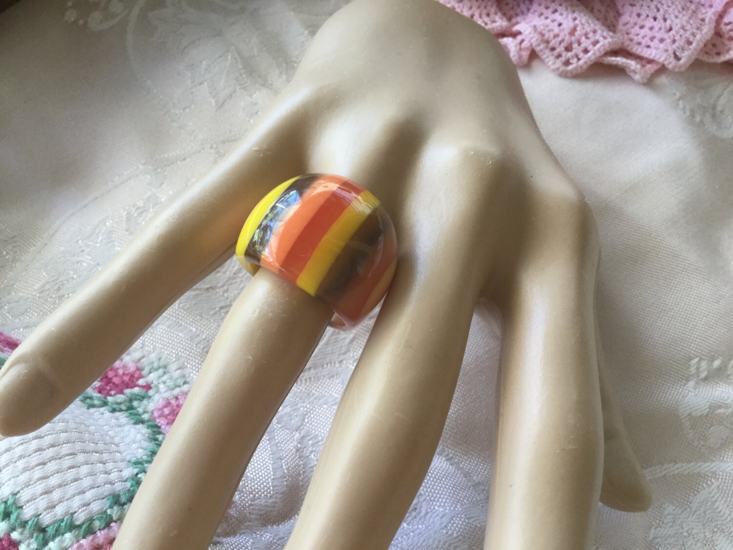 Retro-1960Er Jahre Vintage Harz Ring Größe 7 Oder O Mit Orange Gelb Braunen Streifen Breiten Hippie Boho Festival Retro-1960Er Jahre Vintage Harz Ring Größe 7 Oder O Mit Orange Gelb Braunen Streifen Breiten Hippie Boho Festival von Roseworthysvintage