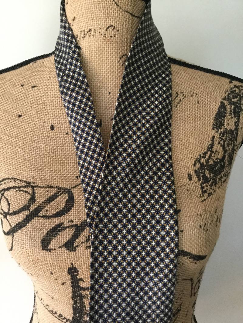 Retro Rockabilly Swing Vintage Breite Seide Krawatte Mit Ritter Templer Alten Kreuz Muster Von Gold Blau Grau Weiß Retro Rockabilly Swing Vintage Breite Seide Krawatte Mit Ritter Templer Alten Kreuz Muster Von Gold Blau Grau Weiß von Roseworthysvintage