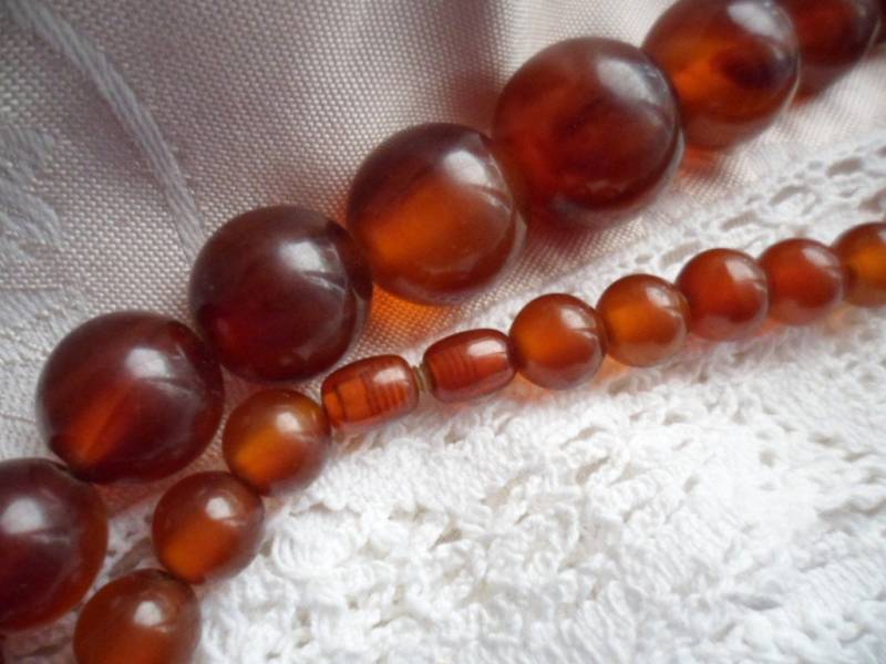 Retro Vintage Braun Bakelit Abgestuften Halskette Mit Art-Deco-Fass-Verschluss Retro Vintage Braun Bakelit Abgestuften Halskette Mit Art-Deco-Fass-Verschluss von Roseworthysvintage