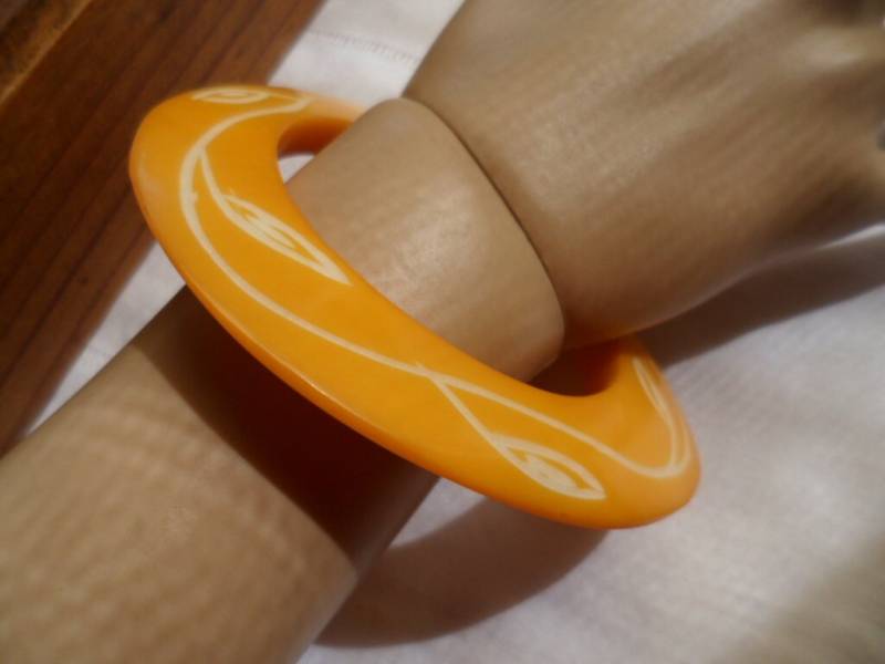 Retro Vintage Geätzte Blatt Muster Butterscotch Armreif Retro Vintage Geätzte Blatt Muster Butterscotch Armreif von Roseworthysvintage