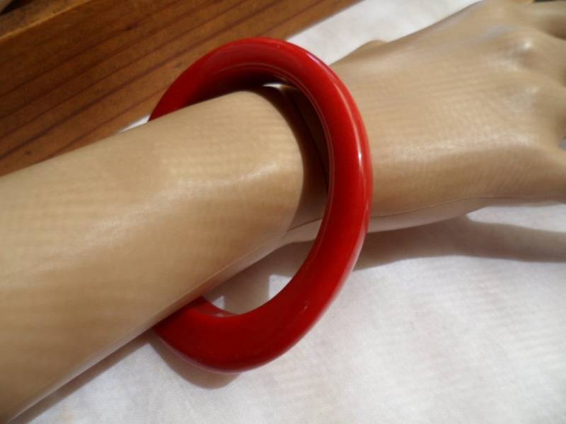 Retro Vintage Rot Kunststoff Armreif Retro Vintage Rot Kunststoff Armreif von Roseworthysvintage