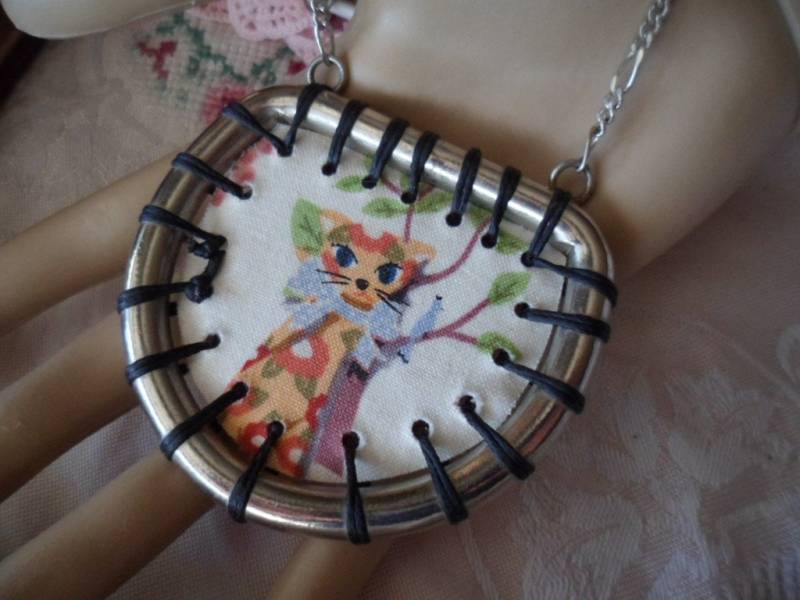 Retro Vintage Schmuck Stoff Katze Halskette Große Anhänger Mit Silberrahmen Und Kette Art Deco Fass Verschluss Decke Genäht Retro Vintage Schmuck Stoff Katze Halskette Große Anhänger Mit Silberrahmen Und Kette Art Deco Fass Verschluss Decke Genäht von Roseworthysvintage