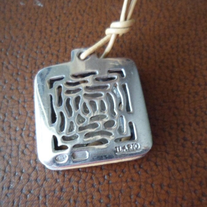 Vintage Designer Schmuck Quadratisch Sterling Silber Signiert Ilario Labyrinth Anhänger Auf Leder Halskette Vintage Designer Schmuck Quadratisch Sterling Silber Signiert Ilario Labyrinth Anhänger Auf Leder Halskette von Roseworthysvintage