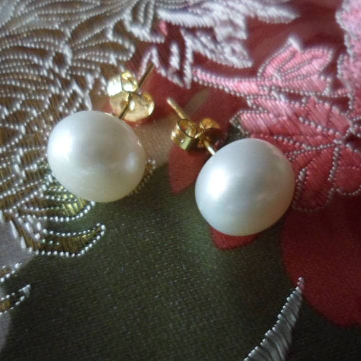 Vintage Gelbgold Ohrringe Mit 9 Mm Breite Rund Cremeweiß Echte Perlen Antik Art Deco Kleid Schmuck Vintage Gelbgold Ohrringe Mit 9 Mm Breite Rund Cremeweiß Echte Perlen Antik Art Deco Kleid Schmuck von Roseworthysvintage