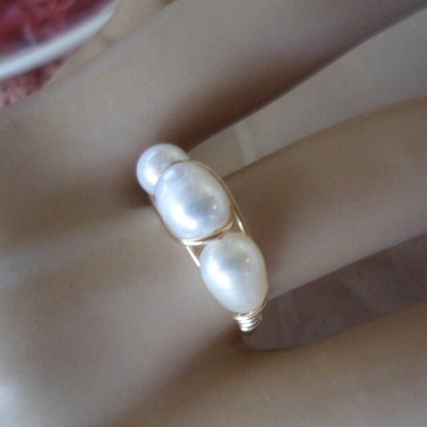 Vintage Modernist Schmuck Gelbgold Draht Wrap Drei Echte Weiße Perlen Mittelgroß Bis Groß Ring Größe P Gold Kleid Vintage Modernist Schmuck Gelbgold Draht Wrap Drei Echte Weiße Perlen Mittelgroß Bis Groß Ring Größe P Gold Kleid von Roseworthysvintage