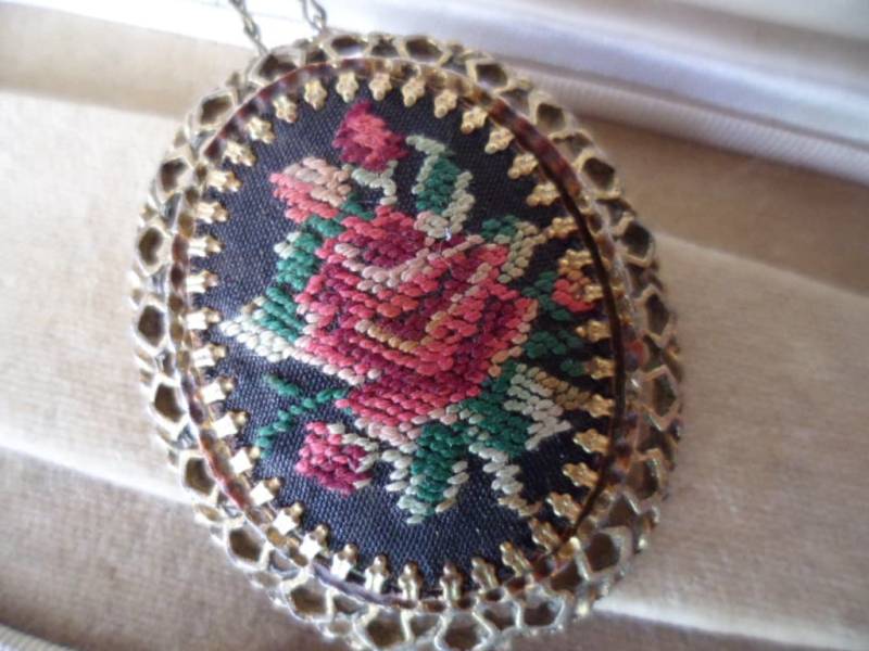 Vintage Ovaler Rahmen Anhänger Brosche Anstecknadel Kette Halskette Stück Mit Handbestickten Seidenrosen Auf Victorina Stil Schwarzer Hintergrund Vintage Ovaler Rahmen Anhänger Brosche Anstecknadel Kette Halskette Stück Mit Handbestickten Seidenrosen Auf Victorina Stil Schwarzer Hintergrund von Roseworthysvintage