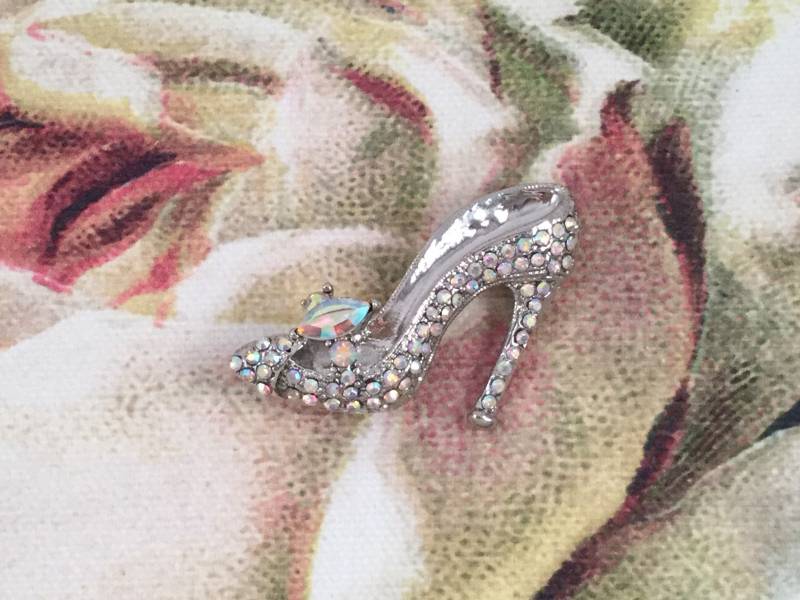 Vintage-Schmuck Brosche Pin Schmuck Crystal Diamante Strass Silber Schuh Für Schal Mantel Oder Hut Vintage-Schmuck Brosche Pin Schmuck Crystal Diamante Strass Silber Schuh Für Schal Mantel Oder Hut von Roseworthysvintage