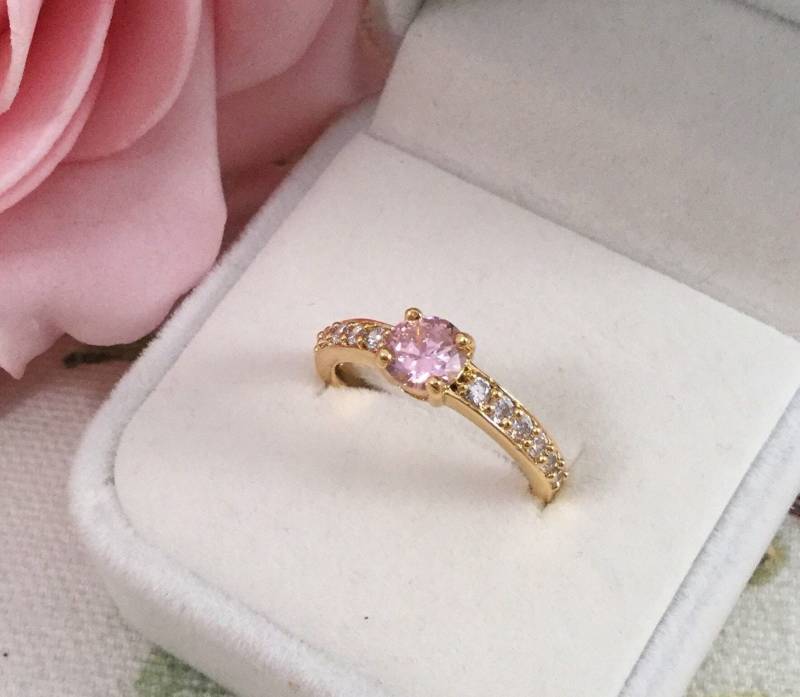 Vintage Schmuck Gelbgold Band Ring Mit Rosa Und Weißen Saphiren Antik Art Deco Kleid Mittelgroß Bis Groß Größe 8 Oder Q Vintage Schmuck Gelbgold Band Ring Mit Rosa Und Weißen Saphiren Antik Art Deco Kleid Mittelgroß Bis Groß Größe 8 Oder Q von Roseworthysvintage