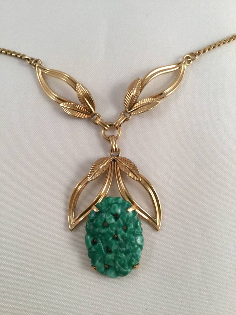 Vintage Schmuck Gelbgold Kette Halskette Mit Grünem Peking Glas Anhänger Antik Art Deco Kleid Vintage Schmuck Gelbgold Kette Halskette Mit Grünem Peking Glas Anhänger Antik Art Deco Kleid von Roseworthysvintage