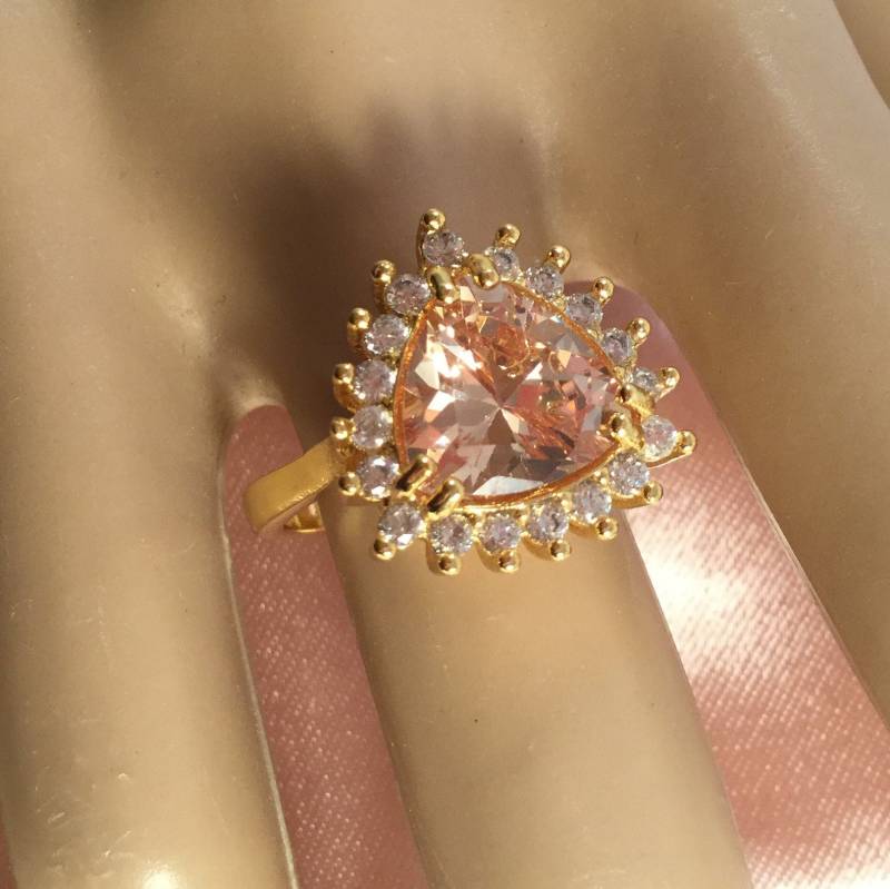 Vintage Schmuck Gelbgold Ring Mit Dreieckigem Champagner Und Weißen Saphiren Antik Art Deco Kleid Großer Größe T Vintage Schmuck Gelbgold Ring Mit Dreieckigem Champagner Und Weißen Saphiren Antik Art Deco Kleid Großer Größe T von Roseworthysvintage