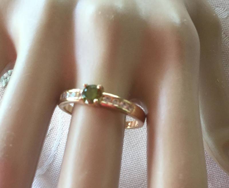 Vintage Schmuck Gelbgold Ring Mit Peridot Und Weißen Saphiren Antik Art Deco Kleid Großer Größe 9 Oder S Vintage Schmuck Gelbgold Ring Mit Peridot Und Weißen Saphiren Antik Art Deco Kleid Großer Größe 9 Oder S von Roseworthysvintage